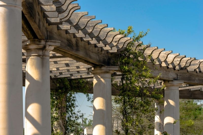 wooden pergolas that gives natural and rustic feel to your environment